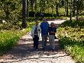 Folke eskorterar damerna till följande sevärdhet...