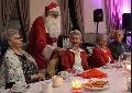 Här blir Ulla och Louise glada över att få julklappar...